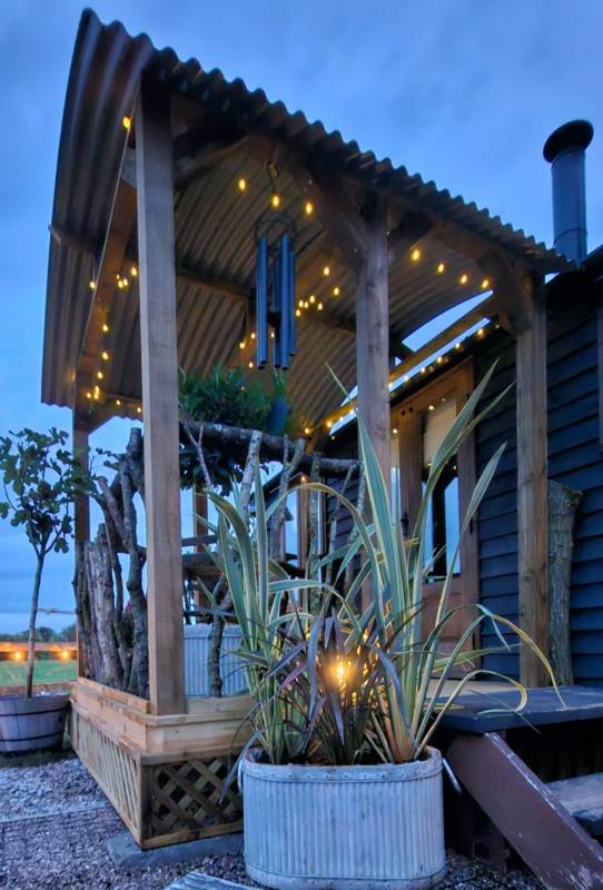 THE PHEASANTS LODGE (shepherds hut)