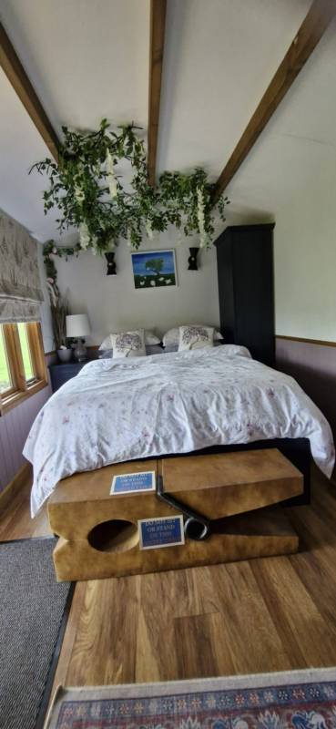 THE PHEASANTS LODGE (shepherds hut)