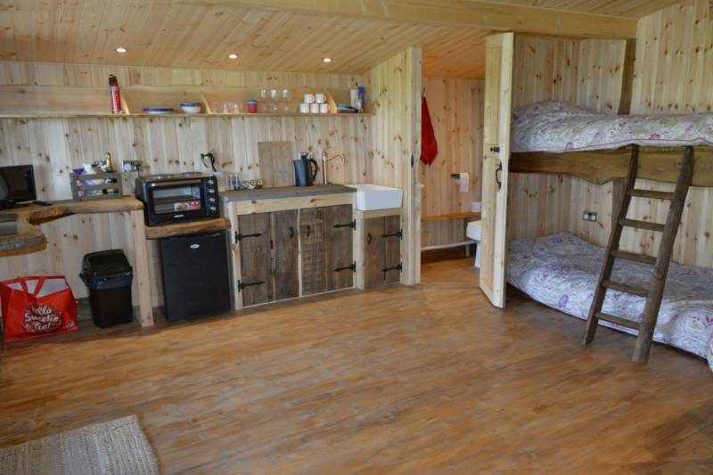 Wrekin Lodge & Wood fired hot tub, sleeps 4.