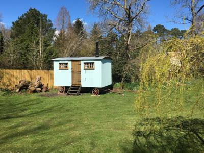 A single shepherd&#39;s hut ideal for couples or families of four, located near Ringwood on the edge of the New Forest.
