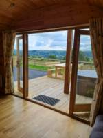 Cerniog: Luxury Cabin with hot tub