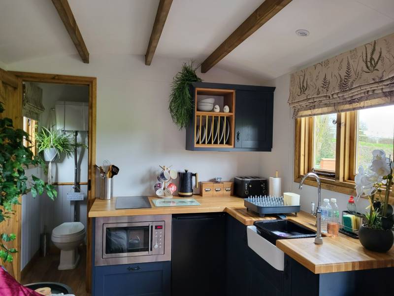 THE PHEASANTS LODGE (shepherds hut)