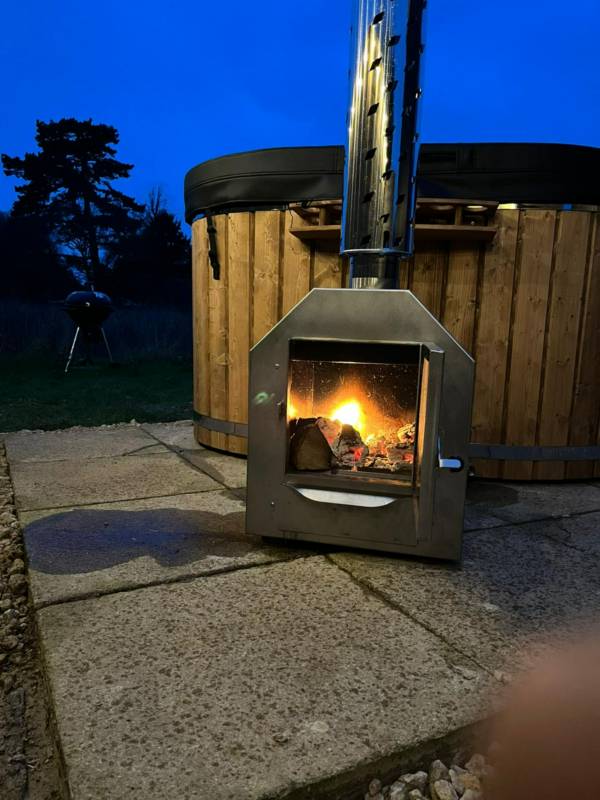 Flower Hut With Hot Tub