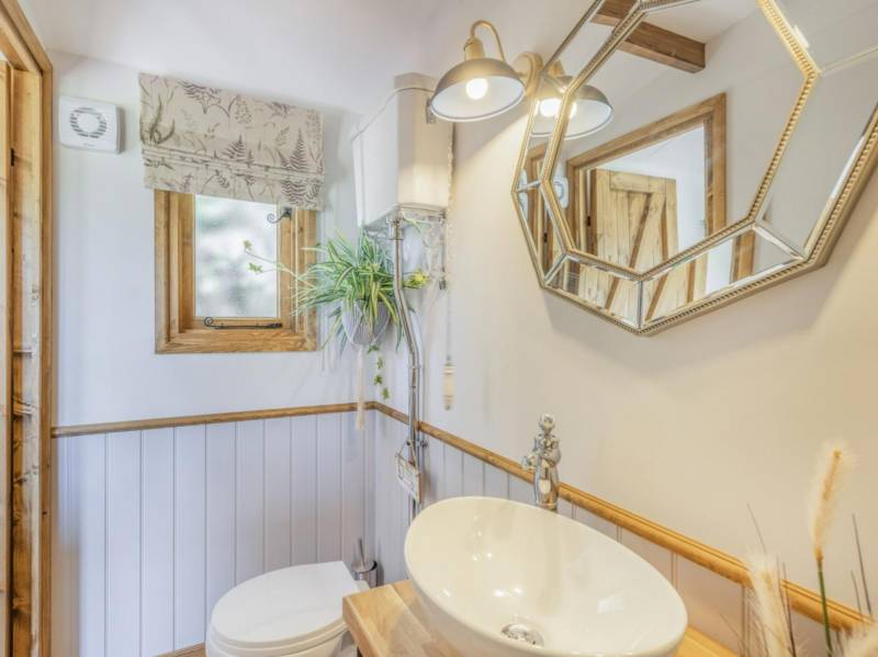 THE PHEASANTS LODGE (shepherds hut)