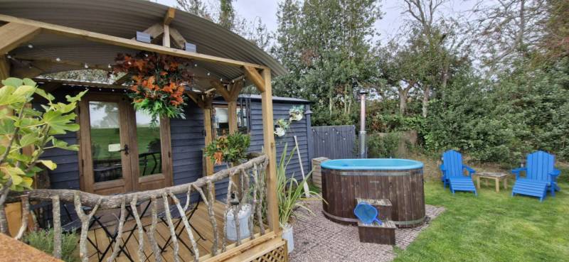 THE PHEASANTS LODGE (shepherds hut)