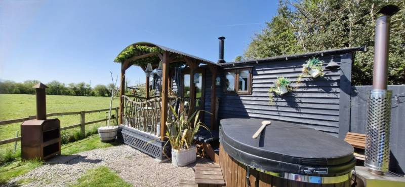 THE PHEASANTS LODGE (shepherds hut)