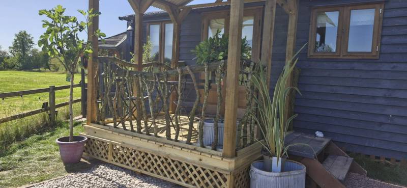 THE PHEASANTS LODGE (shepherds hut)