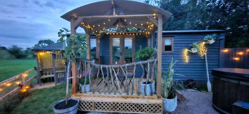 THE PHEASANTS LODGE (shepherds hut)