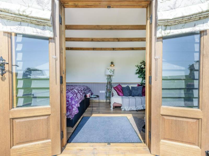 THE PHEASANTS LODGE (shepherds hut)