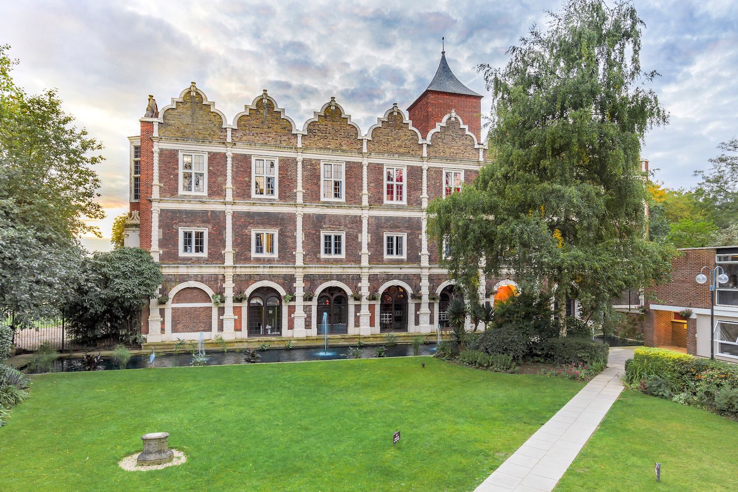 Hostels in Kensington holidays at Cool Places