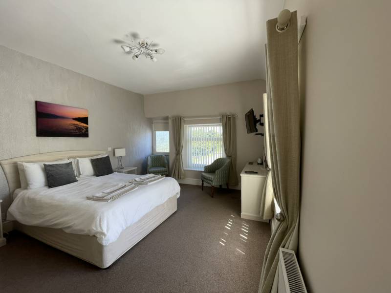 King room with Steam Railway views