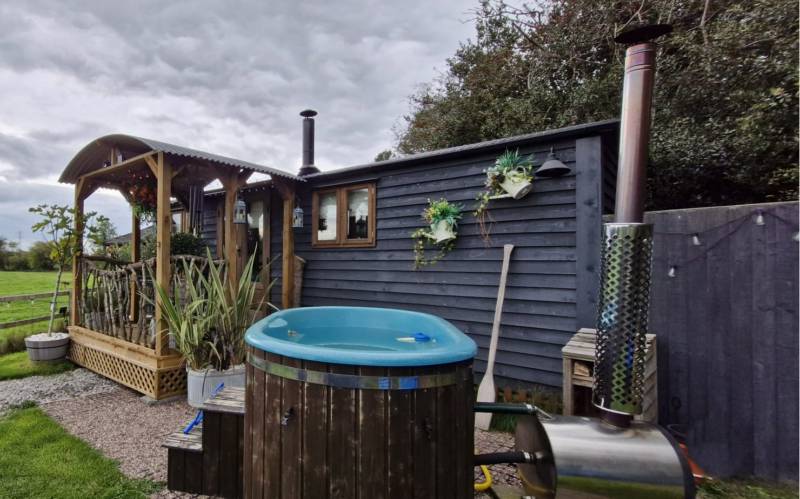 THE PHEASANTS LODGE (shepherds hut)