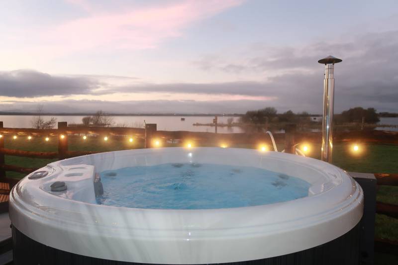 Sett on the Lough