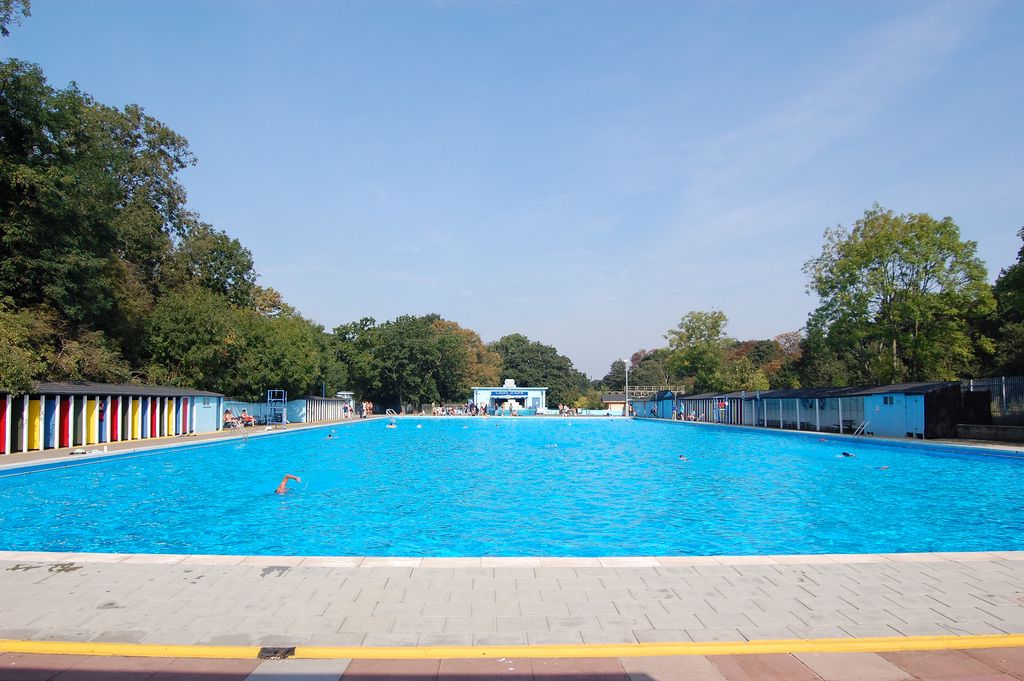 бассейн в великобритании. Tooting bec lido is famous for. Tooting bec lido on tooting bec common biggest outdoor pool in europe. Tooting bec lido is famous for. термальный бассейн казань.