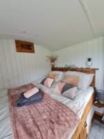 Converted Railway Carriage with hot tub