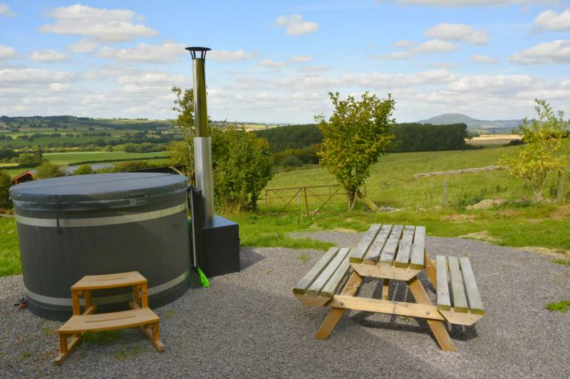 Wrekin Lodge & Wood fired hot tub, sleeps 4.