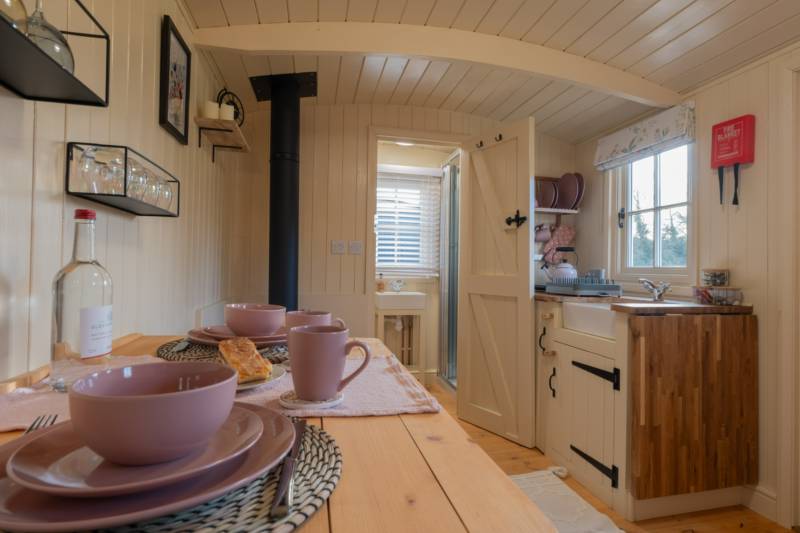 Flower Hut With Hot Tub