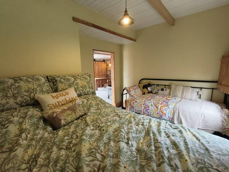 Crinkly Cabin with Sauna and Hot Tub