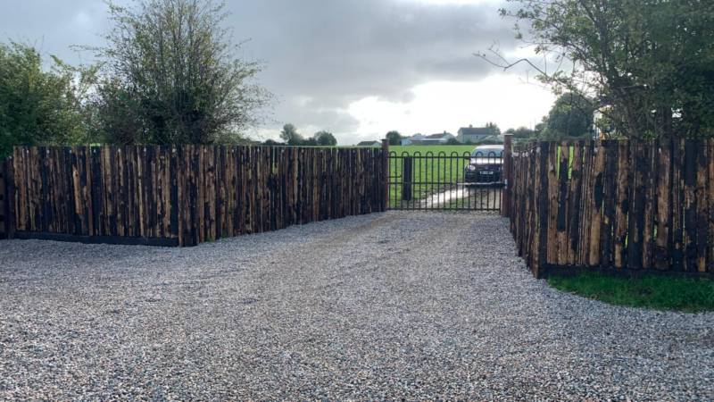 Sett on the Lough