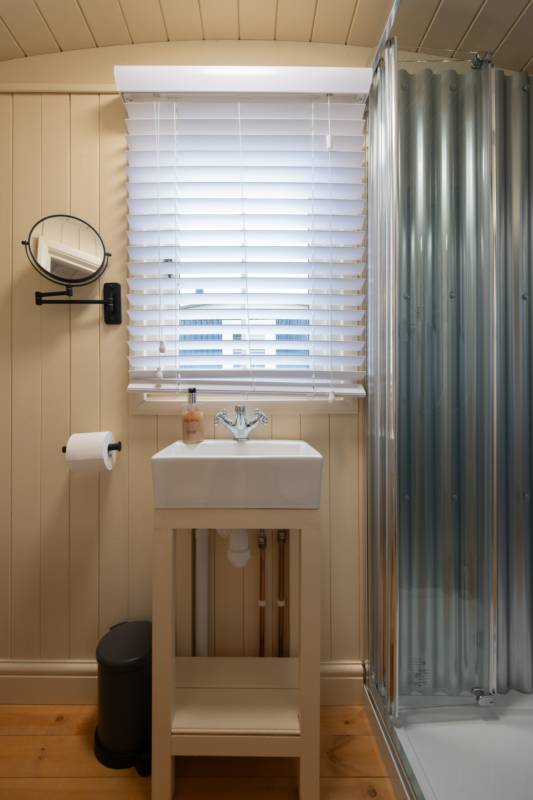 Flower Hut With Hot Tub