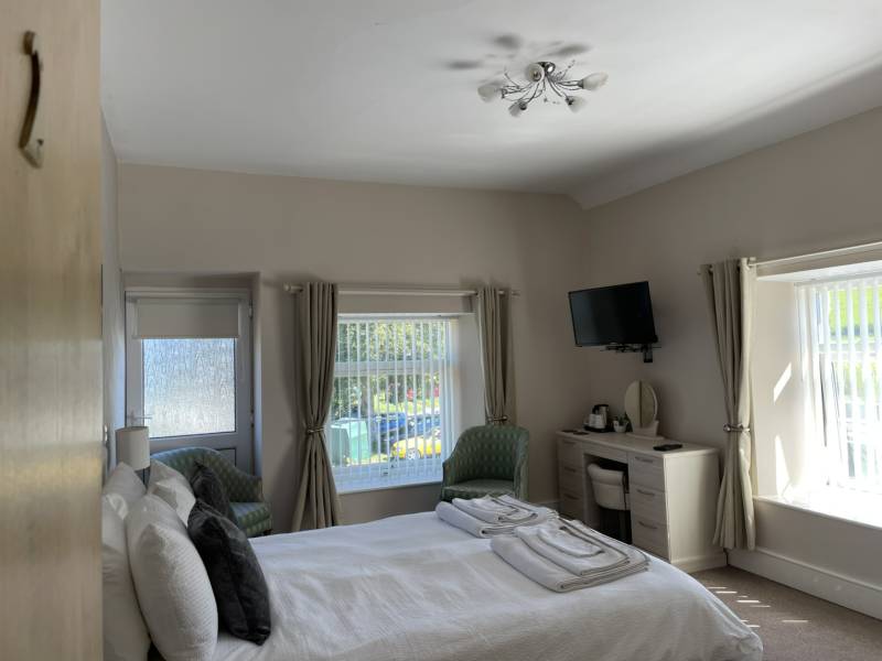 King room with Steam Railway views