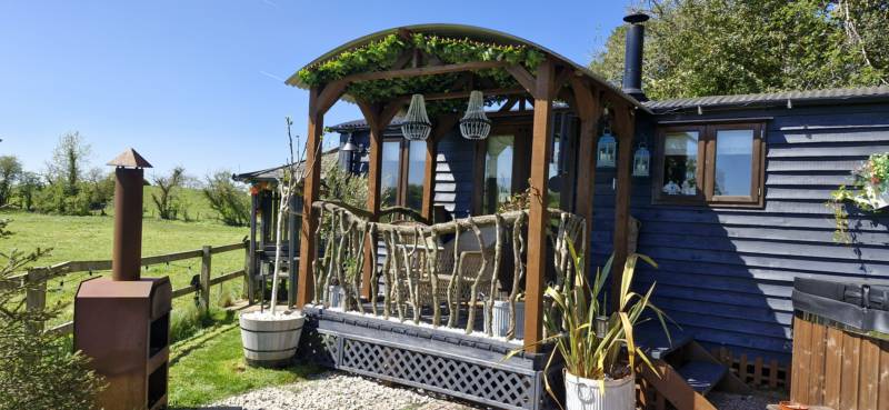 THE PHEASANTS LODGE (shepherds hut)