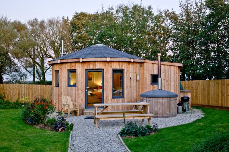 Unique roundhouse in Cornwall with ensuite bathroom and private hot tub