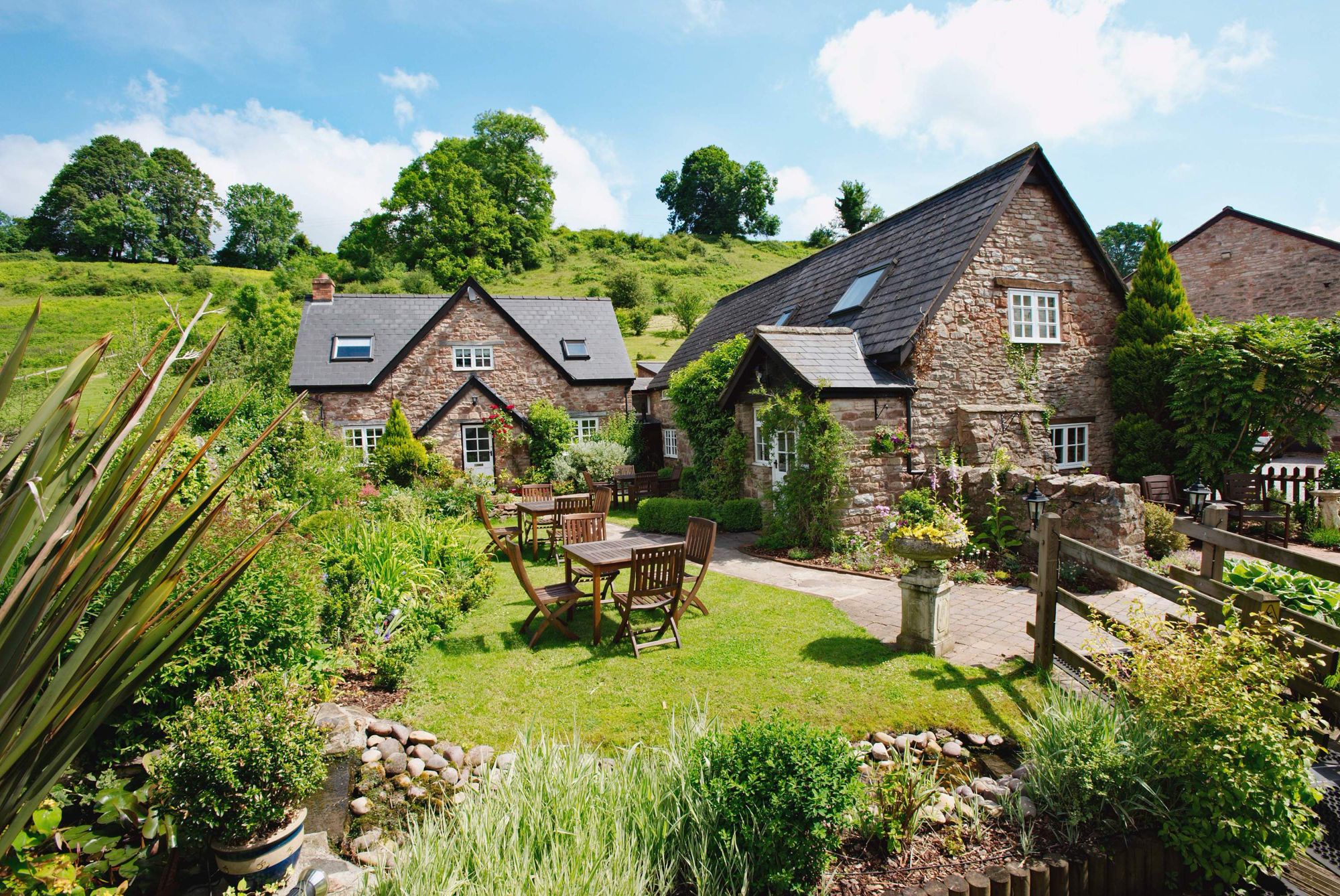 Farms in england. Сельский агротуризм во Франции. Ферма в Англии Глостершир. Корнуолл Великобритания ферма. Глостершир Англия фото.