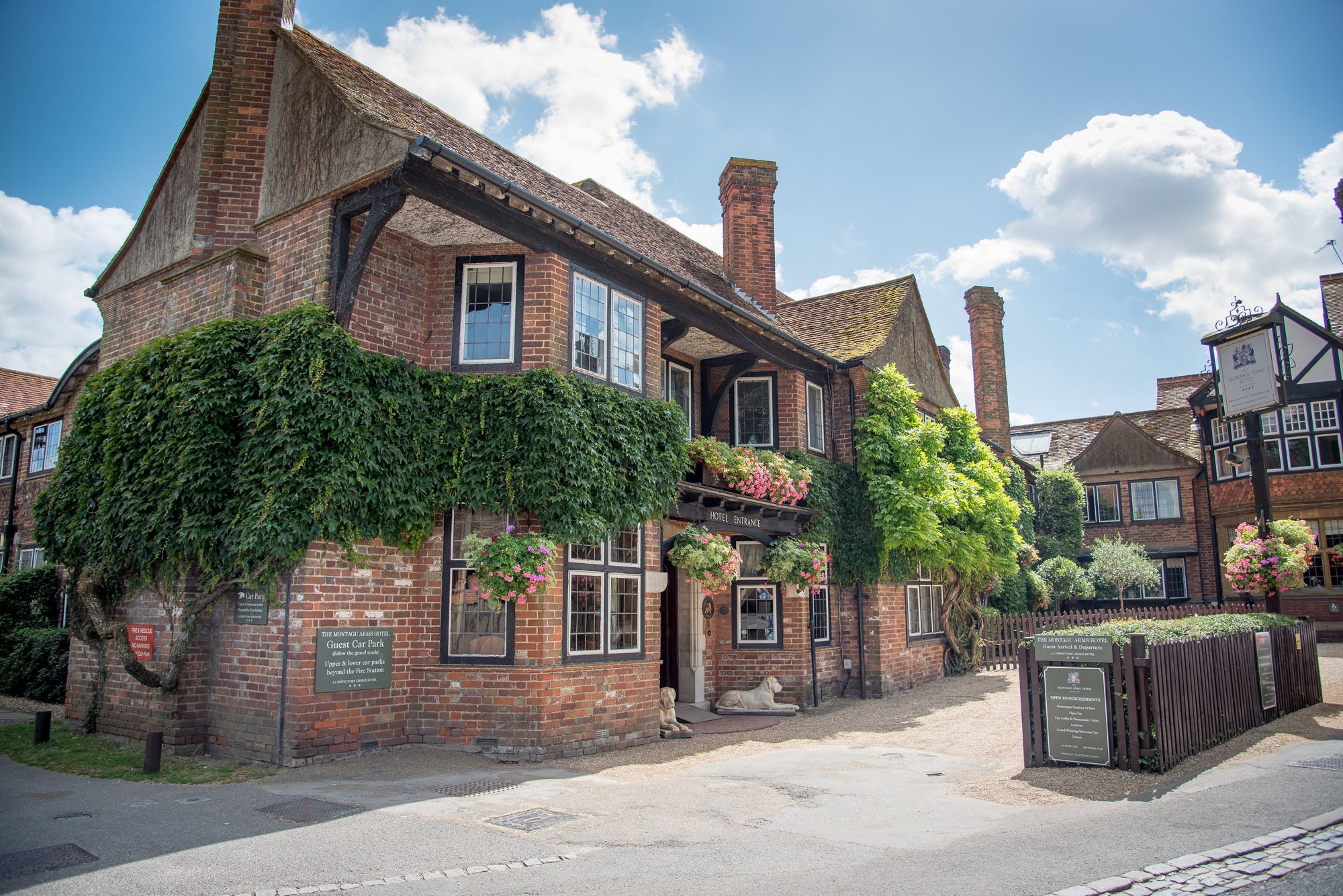 24 Лаймвуд Нью Форест Хэмпшир Англия. Brockenhurst. The Brockenhurst Gatehouse. Монтага.