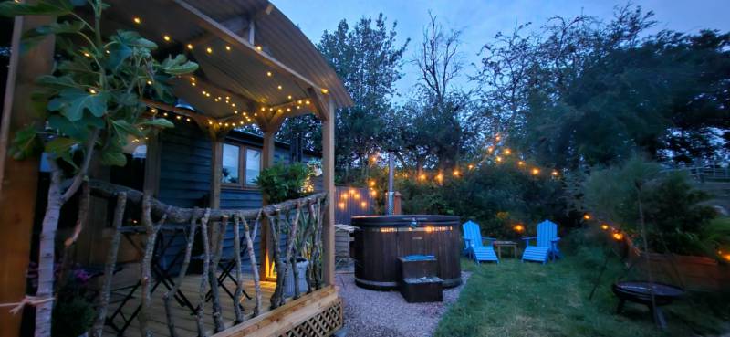 THE PHEASANTS LODGE (shepherds hut)