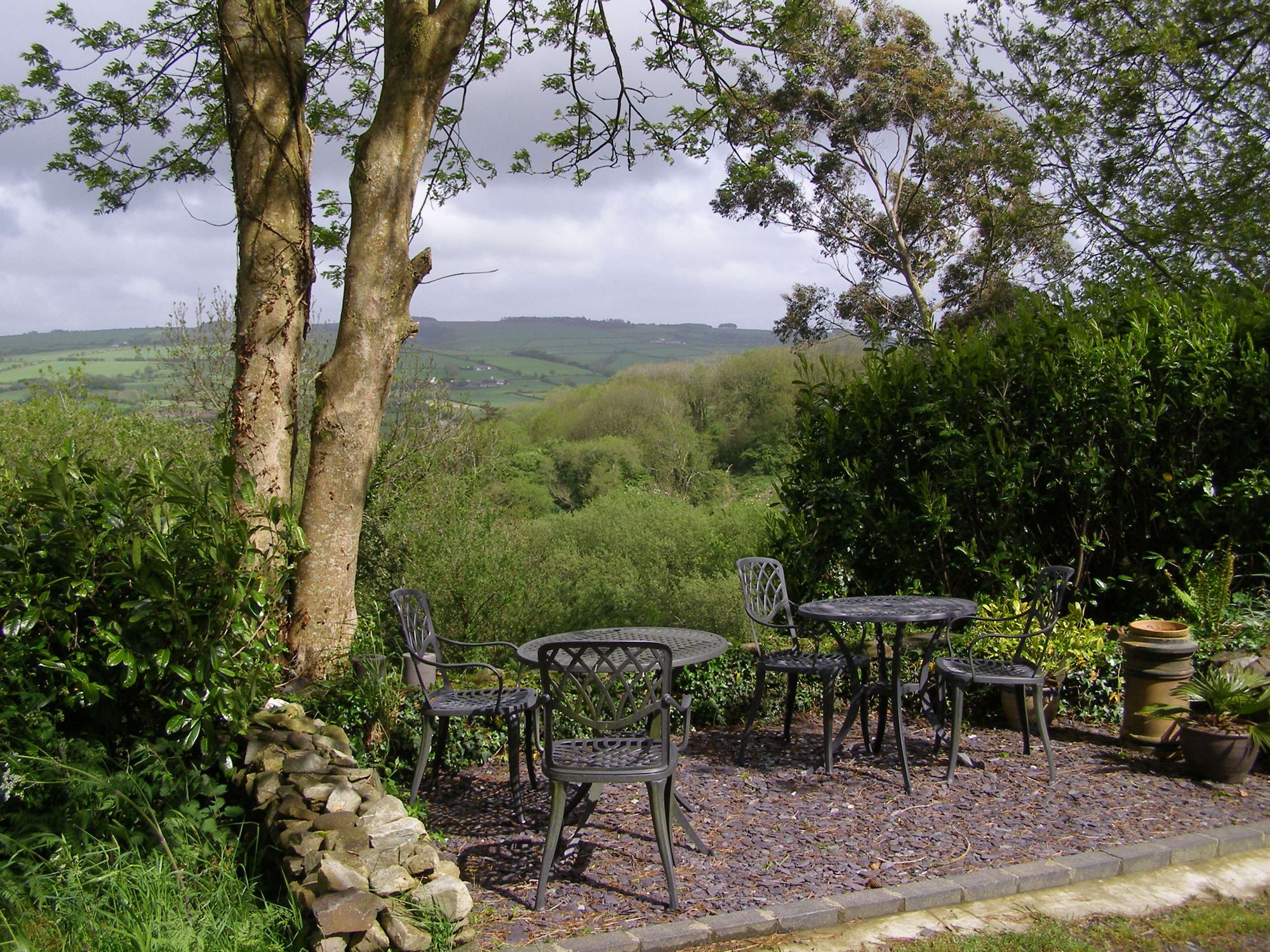 Contemporary UK hotels, B&Bs, holiday cottages and glamping - hot off the press!