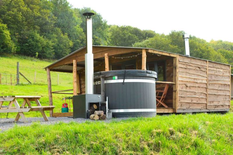 Wrekin Lodge & Wood fired hot tub, sleeps 4.