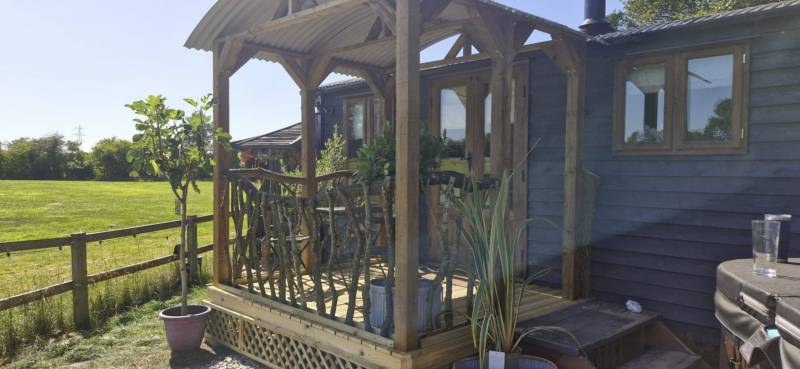 THE PHEASANTS LODGE (shepherds hut)