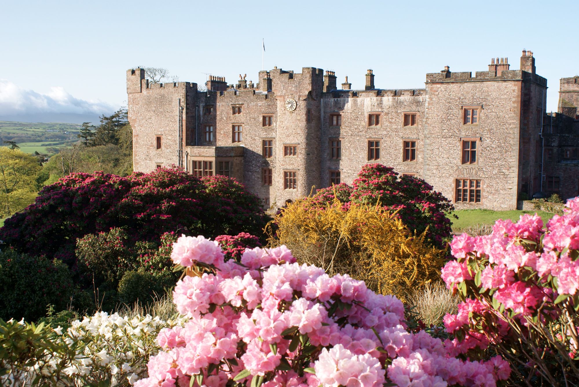 Крепости цветы. Muncaster Castle England. Касл Флауэрс Шотландия. Замок Манкастер (англ. Muncaster Castle). Замки Англии весной.