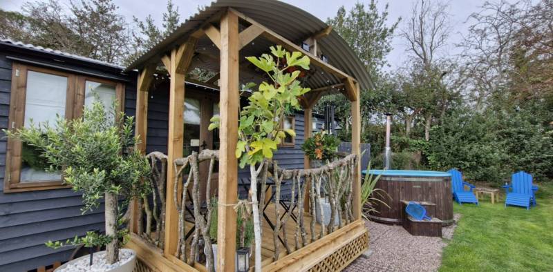 THE PHEASANTS LODGE (shepherds hut)