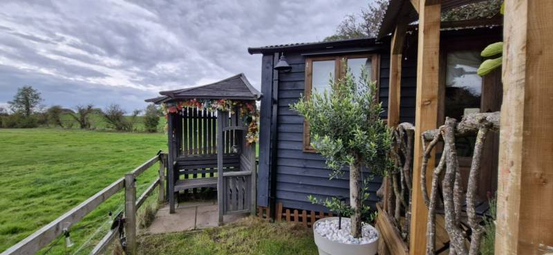 THE PHEASANTS LODGE (shepherds hut)